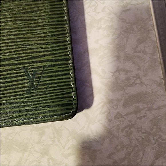 Vintage Green Epi Leather Louis Vuitton Wallet - Picture 4 of 15